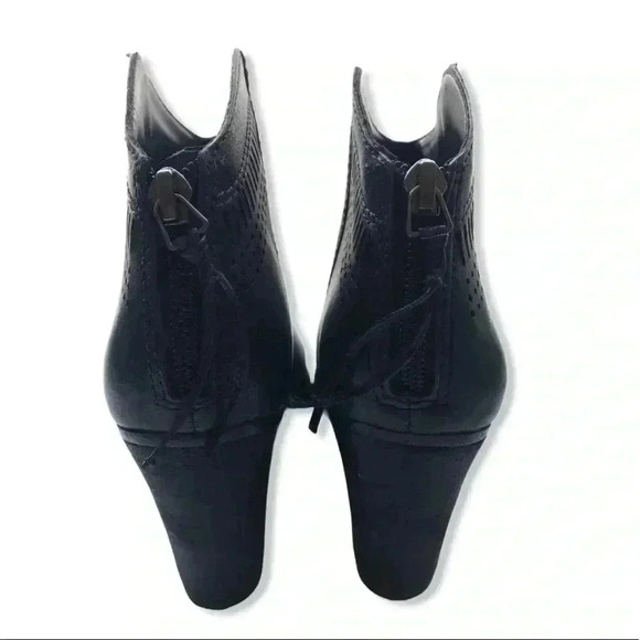 Vince Camuto Fetter Laser Cut Round Toe Black Pull On Distressed Bootie Size 8.5 - Picture 3 of 7